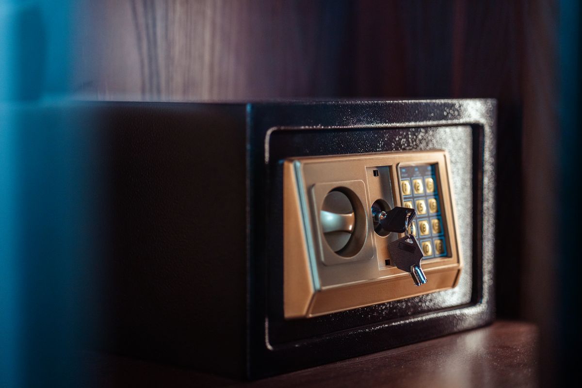 Small electronic home safe with keypad